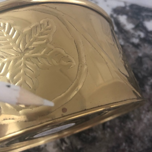 Hosley Laquered Brass Planter 6 1/2” x 3” Embossed Leaf & Vine Design - India - Picture 11 of 13